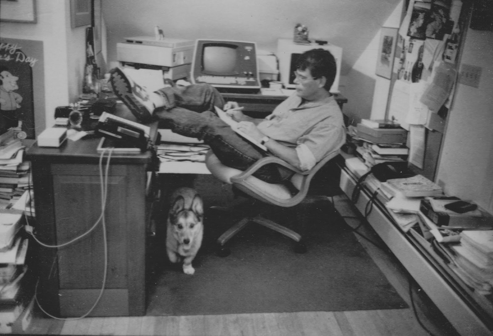 Stephen-King-working-at-desk